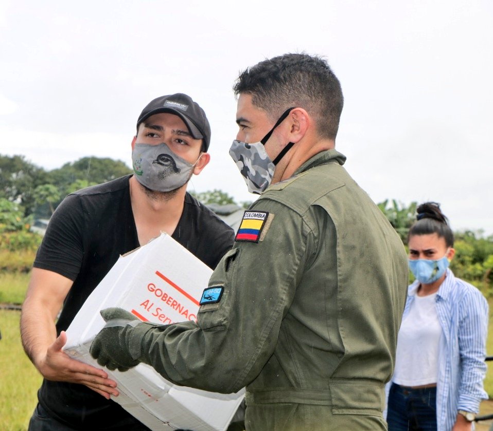 FuerzaAereaCol's tweet photo. Más de 300 mercados destinados a comunidades indígenas y población vulnerable, fueron transportados por su @FuerzaAereaCol a Mapiripán, #Meta en apoyo a la gobernación y en contribución al logro de los fines del Estado.

▶️ https://t.co/2TiYnpVQIe
#MiFuerzaAérea🇨🇴 https://t.co/dsBqtIcMzA