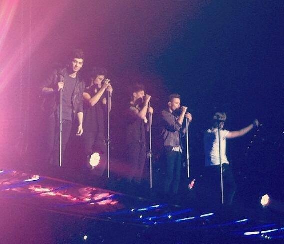 isitrojan's tweet photo. #10YearsOfOneDirection i miss this so much!! @Louis_Tomlinson @Harry_Styles @NiallOfficial @LiamPayne @zaynmalik https://t.co/RnVSCeFYRm