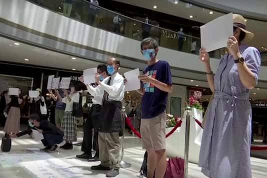 ถ้ารัฐบาลยังคงเอากฎหมายมากดขี่คุกคาม และพยายามจะเอาคดีความ มายัดใส่นักศึกษาให้ได้

สุดท้ายนายกฯ ไปไหน จะเจอแบบฮ่องกง คือ คนไปรุมยกกระดาษเปล่าขับไล่ โดยไม่พูดอะไรเลย แถมยืนเว้นระยะห่างเสียด้วย

เอาสิ! ก็ลองดูว่าถ้าแค่ยกกระดาษเปล่า ยังจะยัดข้อหาอะไรให้นักศึกษาได้อีก