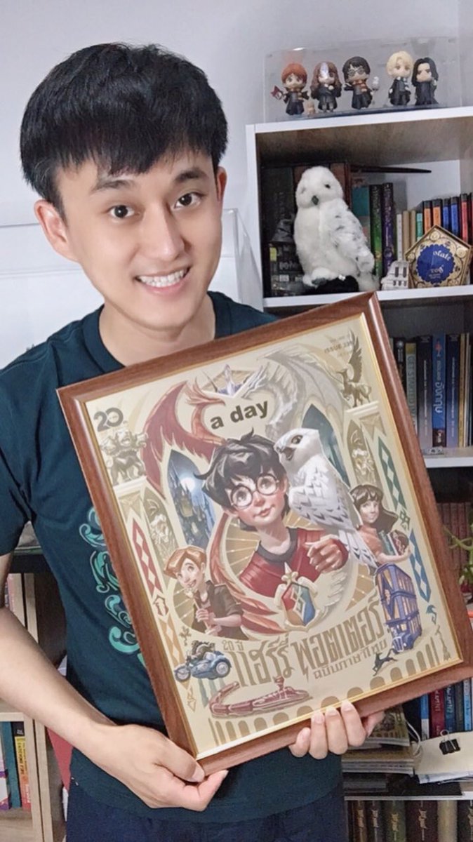 AkiraAkkara's tweet photo. ได้โปสเตอร์จากอะเดย์เพราะทางฝ่ายศิลปกรรมทำสตอรี่ตรงหมวกคัดสรรเราหายไปจากบทสัมภาษณ์ โปสเตอร์ขนาด A3 กว่าๆ เอาไปใส่กรอบแล้วดูสวยไปเลย เหมาะสมกับเป็นที่ระลึก 20 ปี !! ขอบคุณที่มาสัมภาษณ์และขอบคุณสำหรับโปสเตอร์นะครับ #aday239 https://t.co/TpAU7zjSzo