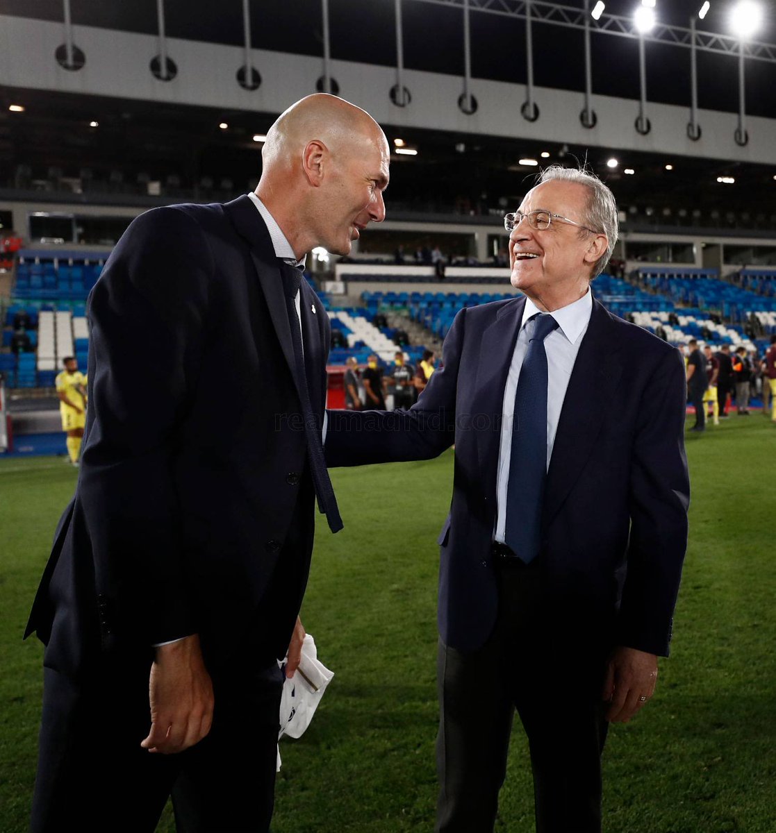 EditionMerengue's tweet photo. Zidane s’est entretenu avec Pérez sur son avenir (il reste) et sur les futurs transferts (tout en sachant que rien ne se passera avant 2021). Zidane veut prêter Brahim, vendre Jović et Mariano, et pense qu'il sera difficile d’intégrer Ødegaard avec Modrić aux alentours. @marca https://t.co/ZyHoo0BiTA