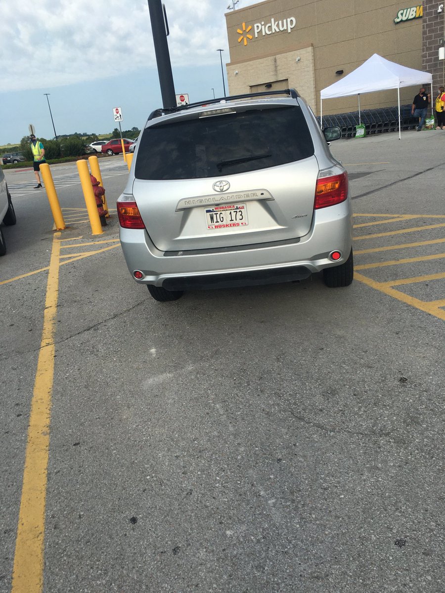 corbarabia's tweet photo. ⁦@BobSchoby⁩ With Covid we’ve been ignoring the parking fails. How do you miss by this much? https://t.co/soN2n1zrv1
