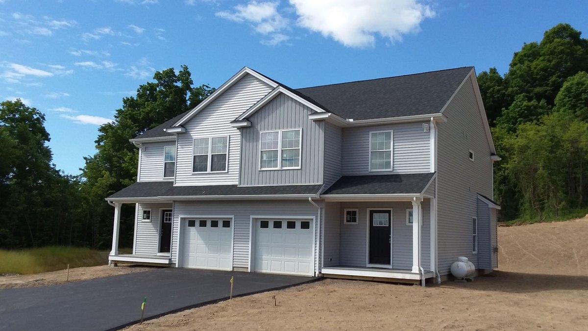 Kaycan74's tweet photo. Beautiful #newconstruction with our Timberlake Vinyl Siding. This collection’s color palette ranges from muted neutrals to cool grays. 🏡❤️#homebuilders #building #siding https://t.co/syyi4YxlA6
