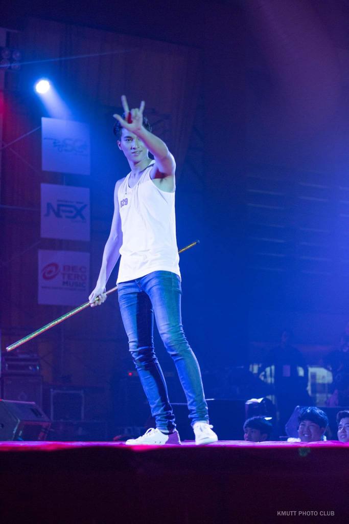 Sangat mencengangkan pemirsa, solo performance gulf di acara pemilihan Mojang jajaka ini bikin para penonton menjerit.Karena terpukau? Oh tentu sajaKarena khawatir terlempar Bambu ?? Oh bisa jadi ..