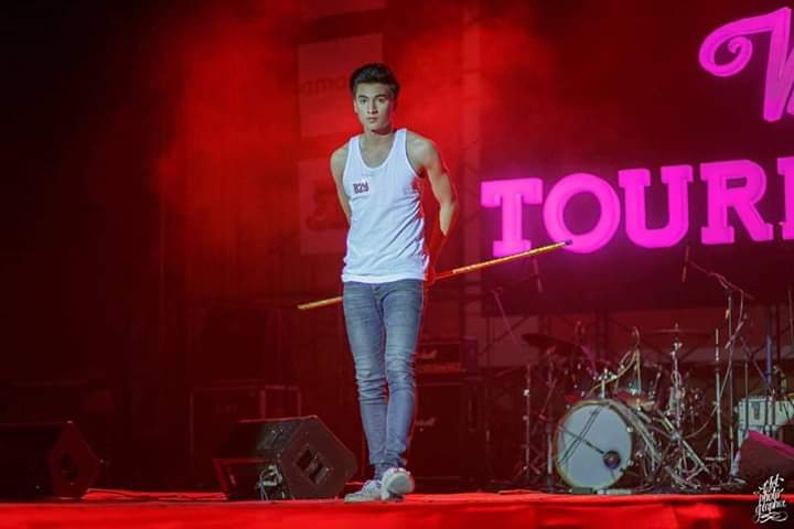 Sangat mencengangkan pemirsa, solo performance gulf di acara pemilihan Mojang jajaka ini bikin para penonton menjerit.Karena terpukau? Oh tentu sajaKarena khawatir terlempar Bambu ?? Oh bisa jadi ..