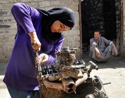 ibmbader's tweet photo. أحيانا تضحي المرأة بأنوثتها لتساعد من تنقصه الرجولة، فيبحث هو عن الأنوثة في امرأة أخرى. https://t.co/9Lp0A2Bpcm