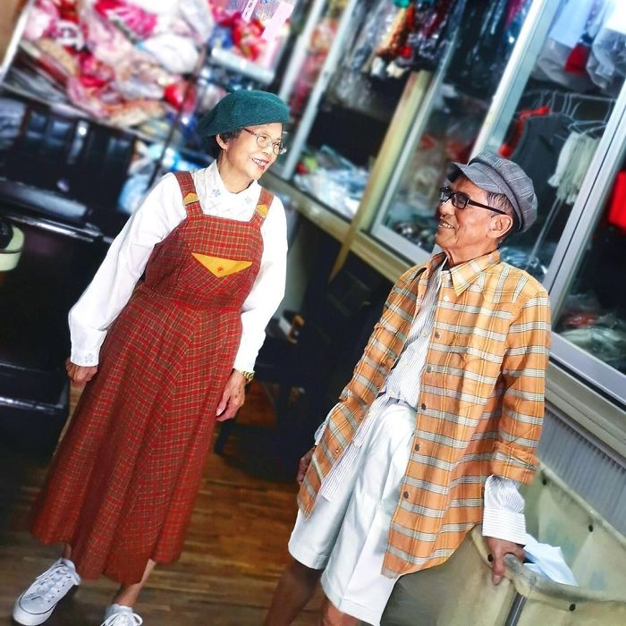 chselles's tweet photo. Esta pareja de 83 y 84 años tiene una lavandería en Taiwan; usan la ropa que sus clientes nunca fueron a recoger https://t.co/D6OjFYKAOa