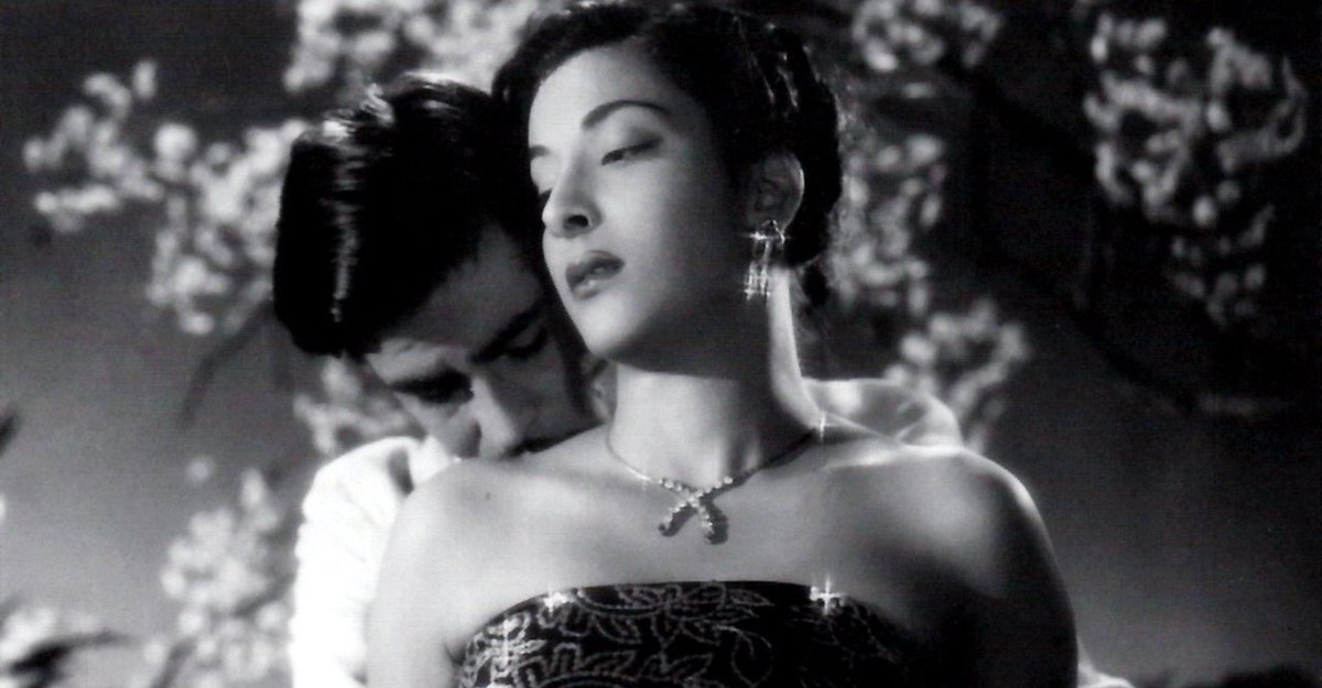 segundadadiva's tweet photo. Ontem assisti pela primeira vez um filme de #Bollywood (via @mubibrasil): #OVagabundo (1951). Lembra muito mais uma novela do que um filme com dramas mil e muita música!! A estrela do filme é a diva indiana #Nargis (1929-1981) 🌟🎶💐🇮🇳 #Diva #SegundaDaDiva #Awaara #RajKapoor https://t.co/1NEcb1v3me