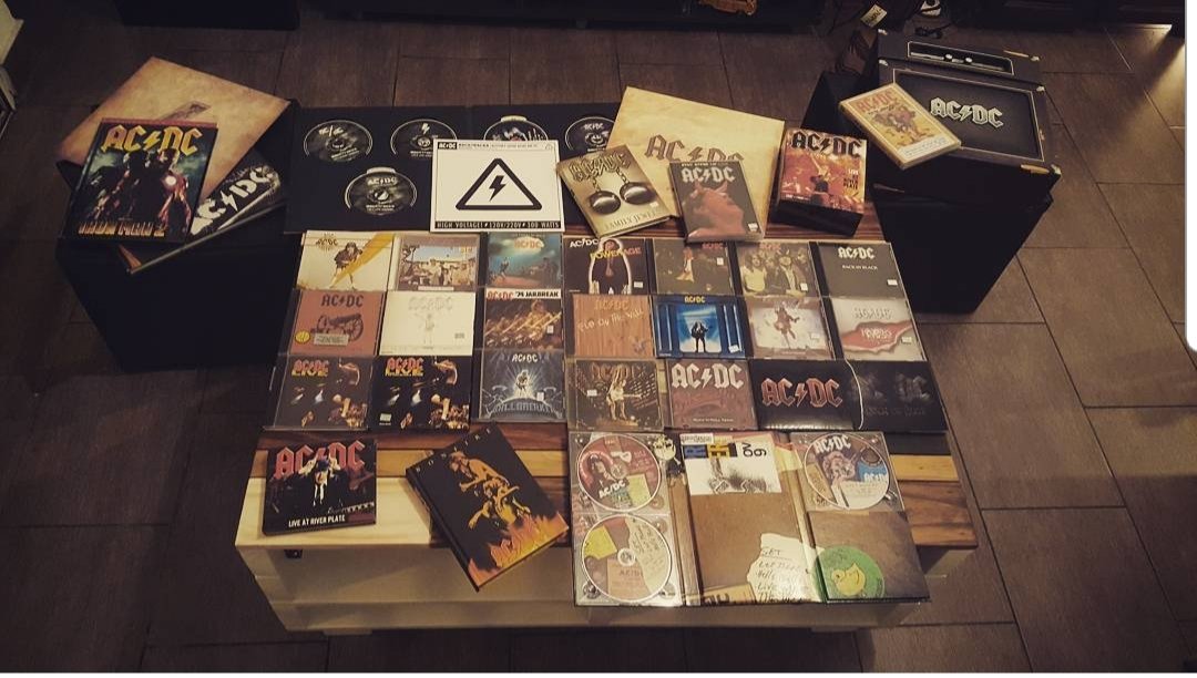matibrownn's tweet photo. #backinvorterix desde que tengo uso de razón, soy un enfermo de AC/DC! Necesito esa caja! @Vorterix https://t.co/eilUagCsAQ