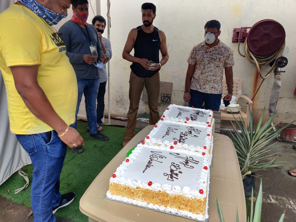 KS_fangirls_'s tweet photo. Exclusive:
Here's a sneak peak of #Vishwa Anna's birthday celebrations on the sets of #Phantom!
He feels blessed to celebrate with @KicchaSudeep Sir..
Happy Birthday to him! #PhantomTeam #Kotigobba3 https://t.co/761xy8IQzp