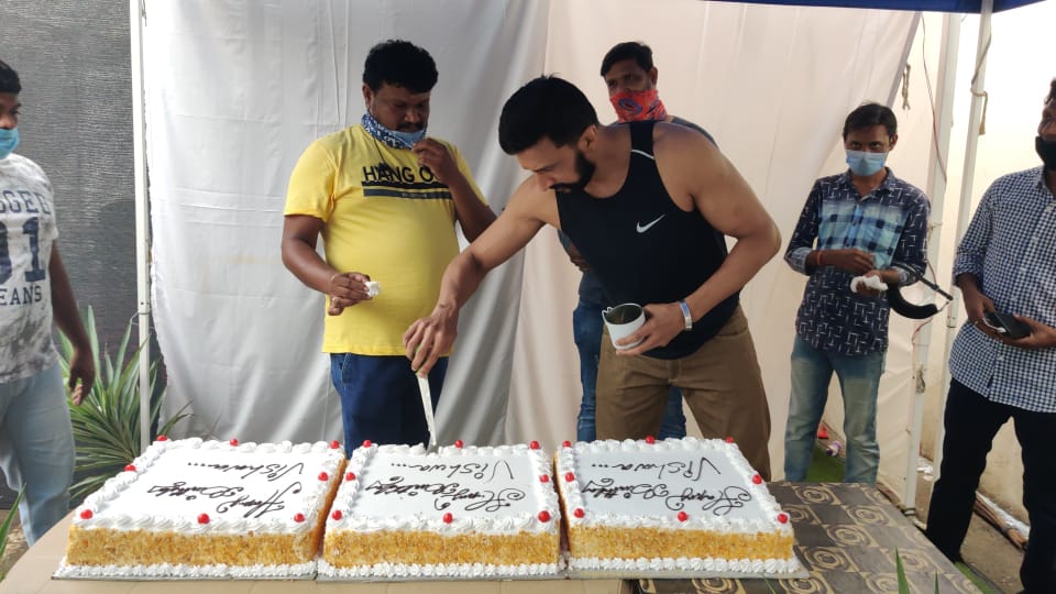 KS_fangirls_'s tweet photo. Exclusive:
Here's a sneak peak of #Vishwa Anna's birthday celebrations on the sets of #Phantom!
He feels blessed to celebrate with @KicchaSudeep Sir..
Happy Birthday to him! #PhantomTeam #Kotigobba3 https://t.co/761xy8IQzp