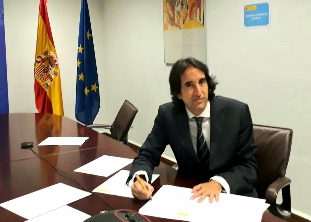 EmbEspEAU's tweet photo. We attended today the virtual signing of a MoU between @educaciongob and @MOEducationUAE for the introduction of #Spanish language as third language in the UAE secondary education. Very happy 🙏🏼😊 #SpainInTheUAE #Education https://t.co/IHt5jDgFLy