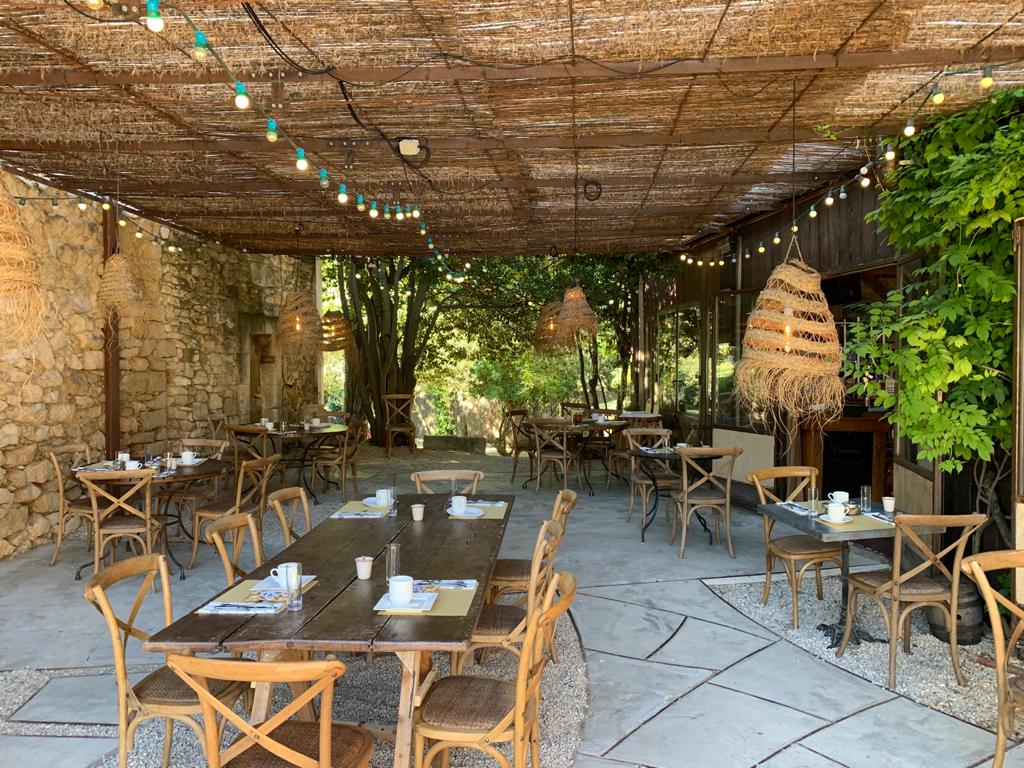 guideMichelinFR's tweet photo. La Cour de Ferme à Cadenet (Vaucluse) un délicieux bistrot au bel accent provençal tenu par Reine Sammut et Nadia, sa fille. Savoureuses recettes parfumées à l’image de ce gaspacho aux tomates anciennes, ce lapin confit à l’huile d’olive et cette tartelette aux pêches. 😋 https://t.co/EVbjuLvcWk