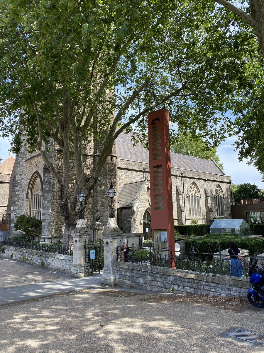 After so much time in the garden over lockdown it felt right to visit the beautiful  @GardenMuseumLDN  #thread  #museums