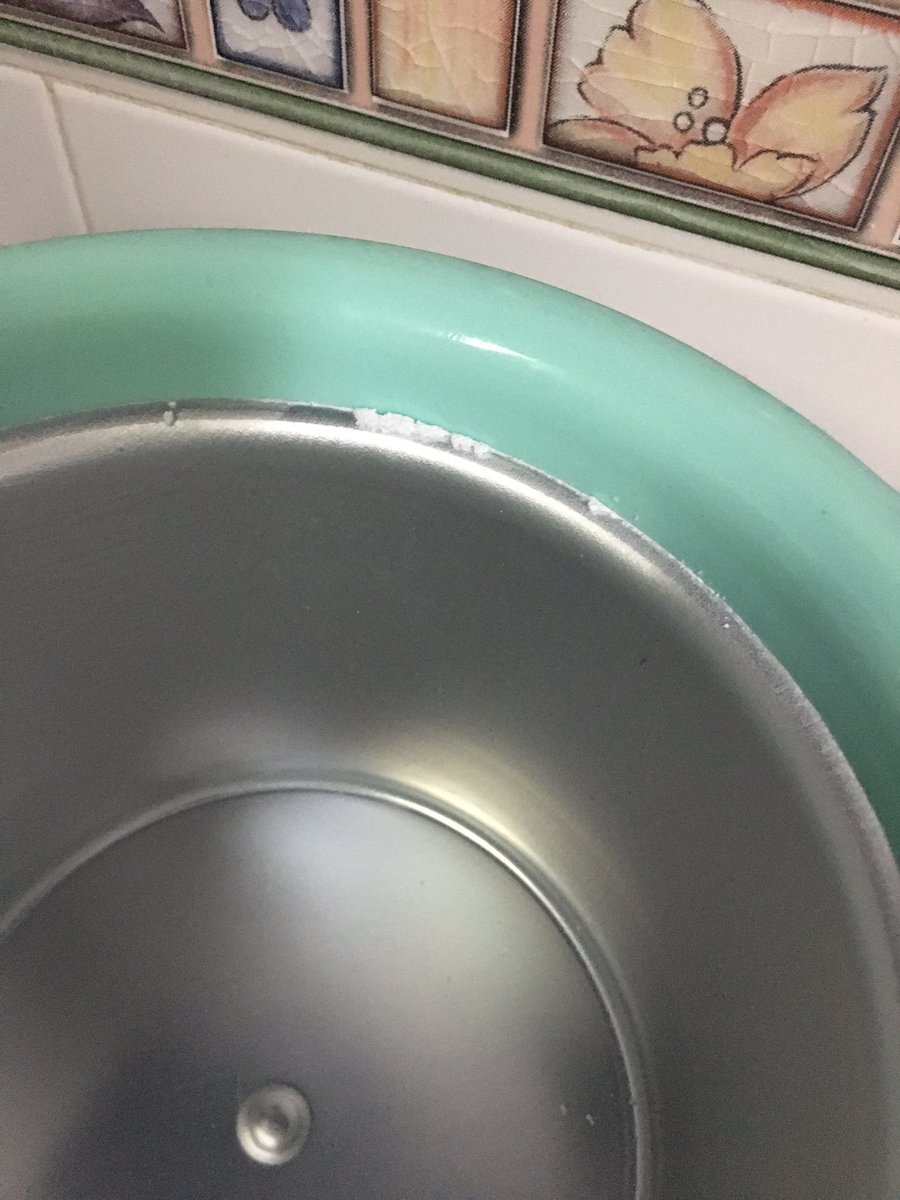 ixen's tweet photo. @lidlespanaAC @lidlespana con un solo uso a la heladera le han empezado a salir unos polvos amarillos por el borde. ¿Esto es normal?¿es peligroso si se consume? https://t.co/QZLyo5i49P