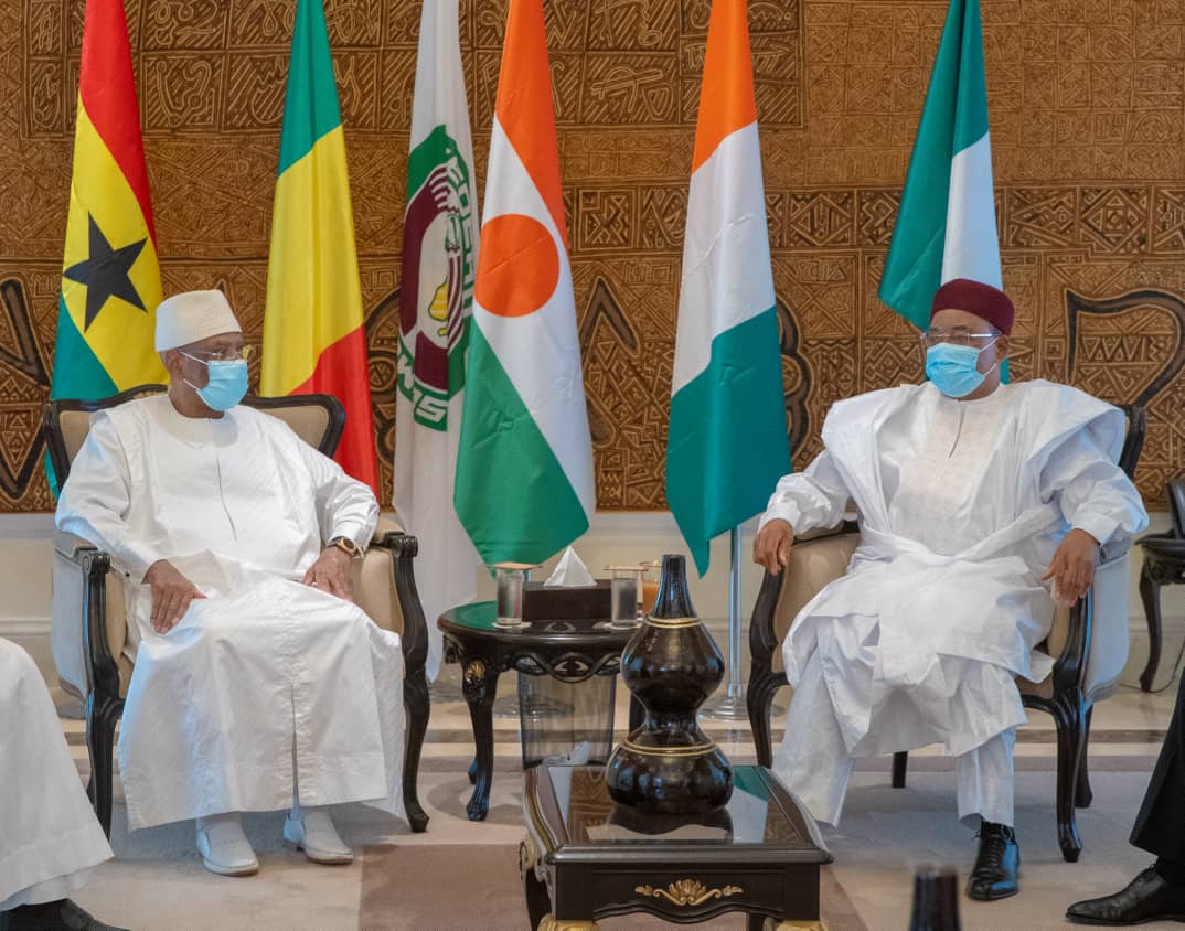 PresidenceMali's tweet photo. Koulouba | 23 juillet 2020 
Le Président de la République reçoit, en déjeuner de travail, ses homologues de la #Cedeao, présents à #Bamako pour apporter leur contribution à la résolution de la crise. Plusieurs autres personnalités participent à ce déjeuner de travail. https://t.co/HzZXVC5TxD