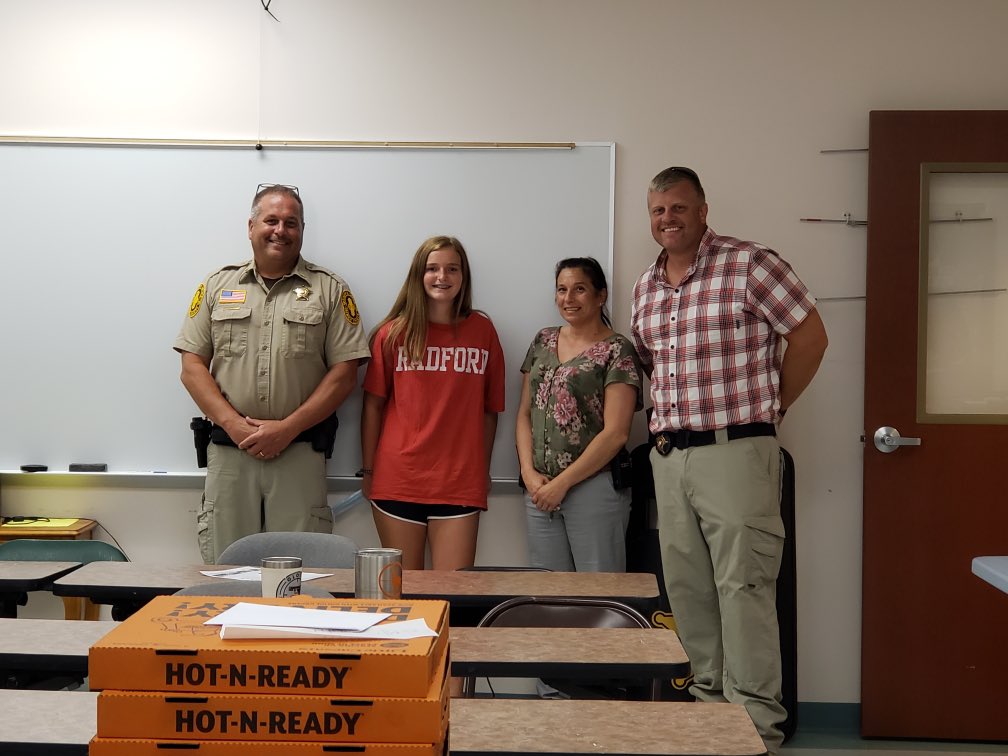 hub27pc's tweet photo. Words can not express the love we have for this girl!! Thank you for the pizza. You are awesome @LaurenFulcher9 You will make a great officer ine day.  Btw she worked and used her on money. https://t.co/QXgdB9K6Ns