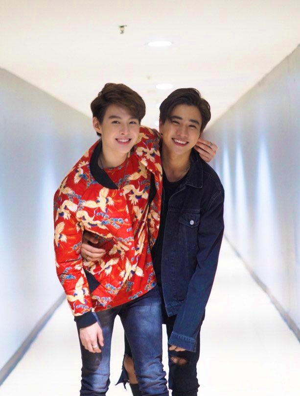 PerthSaint_zui's tweet photo. @Saint_sup เดินจับมือกัน😜😜 https://t.co/RCnugh1lAp