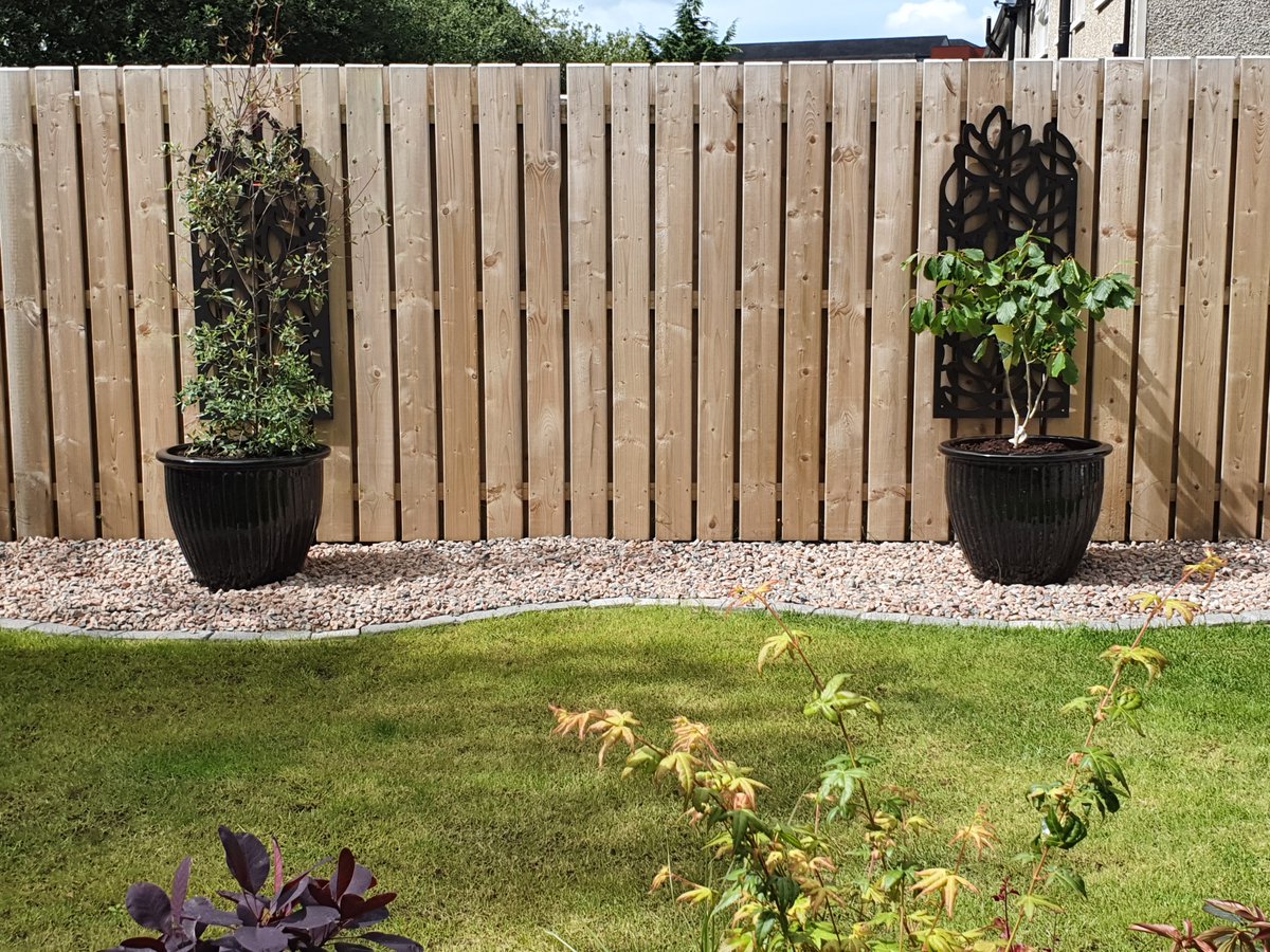 lignaoutdoor's tweet photo. More pics sent in by a satisfied customer. This lady made great use of our Summer trellis panels as backdrops for planters to enhance her very neat and stylish garden. We painted these black in our factory as part of our bespoke finishing service #gardentrellis #gardenscreens https://t.co/RrAPUSD1R8