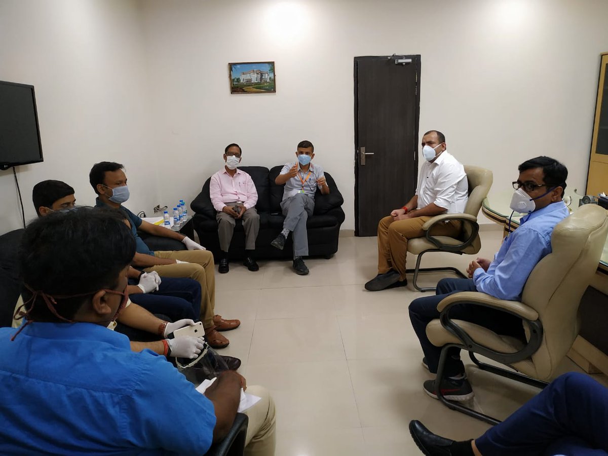 DM_Barabanki's tweet photo. राजस्व एवंं स्वास्थ्य विभाग के अधिकारियों के साथ मेयो हॉस्पिटल का निरीक्षण कर Covid-19 से प्रभावित मरीजो के सम्बंध में मेयो हॉस्पिटल की प्रबंधन टीम व चिकित्सकों के साथ गहन समीक्षा कर उच्च स्तर से प्राप्त निर्देशों का कड़ाई से अनुपालन सुनिश्चित करने के निर्देश दिये गये। https://t.co/0VjQd2Q3T5