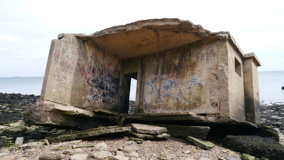 chrisromerlee's tweet photo. Excursion to #WardenPoint #Battery, Isle of #Sheppey. When they were built in the 1940s they were 50m inland... https://t.co/kAAEHjwDEH