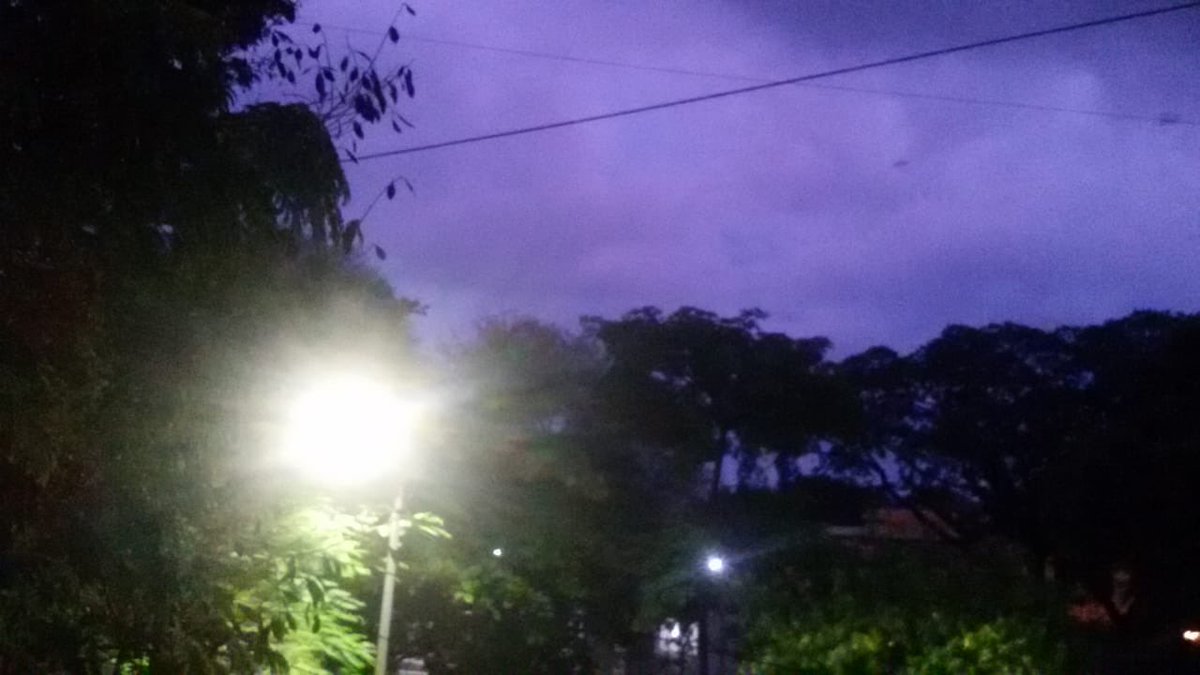 JayashriDev's tweet photo. Sky’s game of colours. #pune #sky  Lovely change of the hues  in a matter of few seconds. Nature’s wonder. #monsoon 💜💙 https://t.co/kX1Ec6uhZ3
