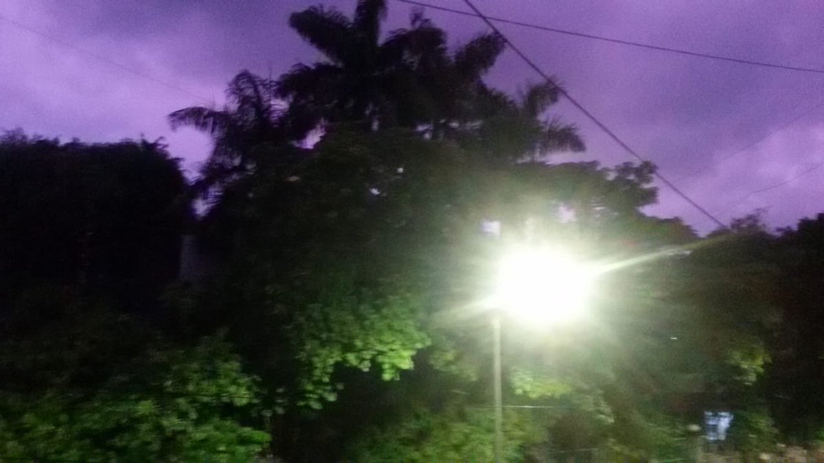 JayashriDev's tweet photo. Sky’s game of colours. #pune #sky  Lovely change of the hues  in a matter of few seconds. Nature’s wonder. #monsoon 💜💙 https://t.co/kX1Ec6uhZ3