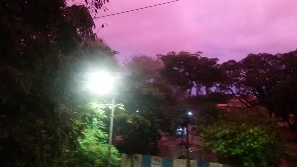JayashriDev's tweet photo. Sky’s game of colours. #pune #sky  Lovely change of the hues  in a matter of few seconds. Nature’s wonder. #monsoon 💜💙 https://t.co/kX1Ec6uhZ3