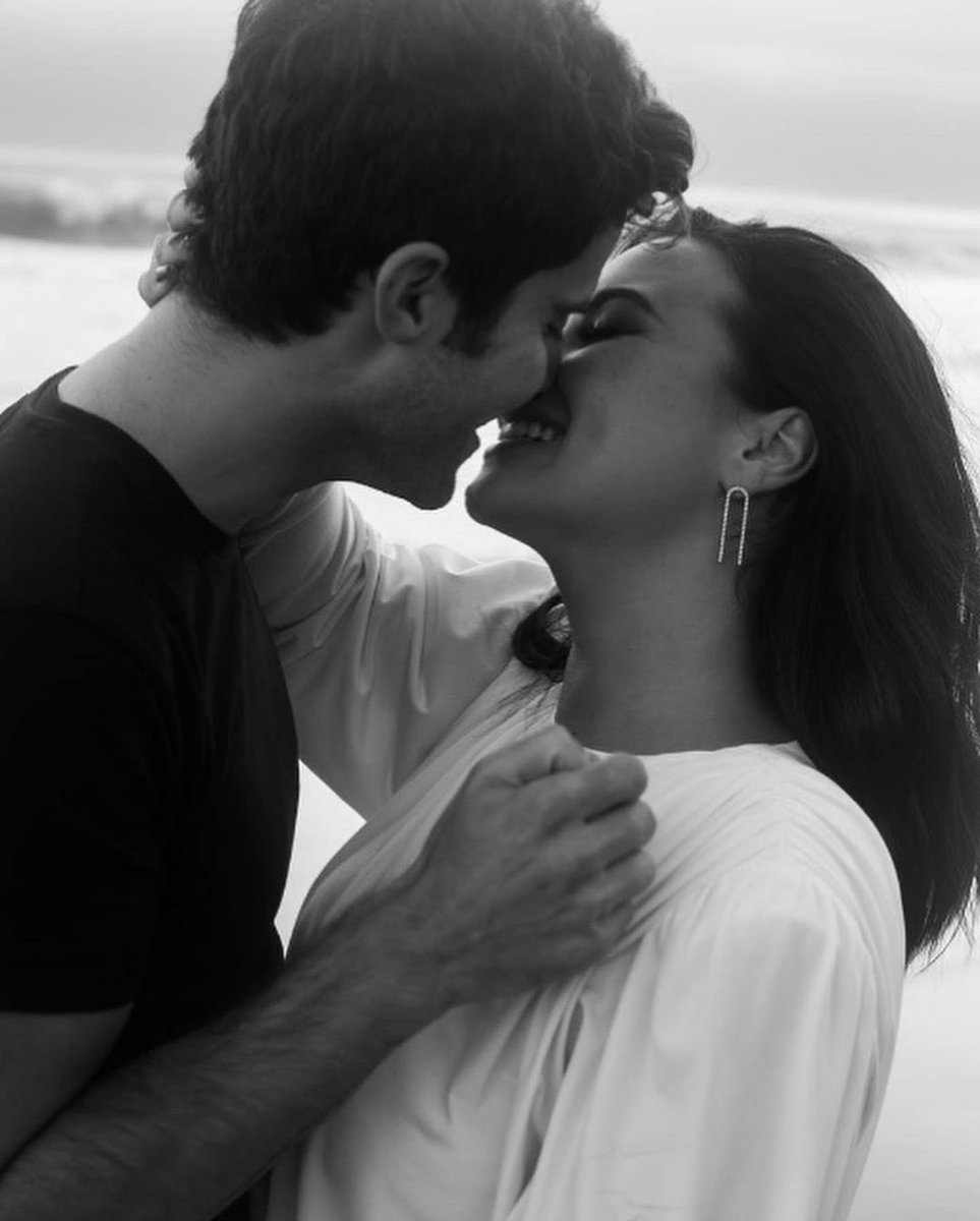 Relatable_Mx's tweet photo. 💍❤️ Demi Lovato y el actor Max Ehrich decidieron dar el siguiente paso en su relación y ¡se van a casar!

Así lo dió a conocer la cantante en su cuenta de Instagram. https://t.co/mRSrVb1f05