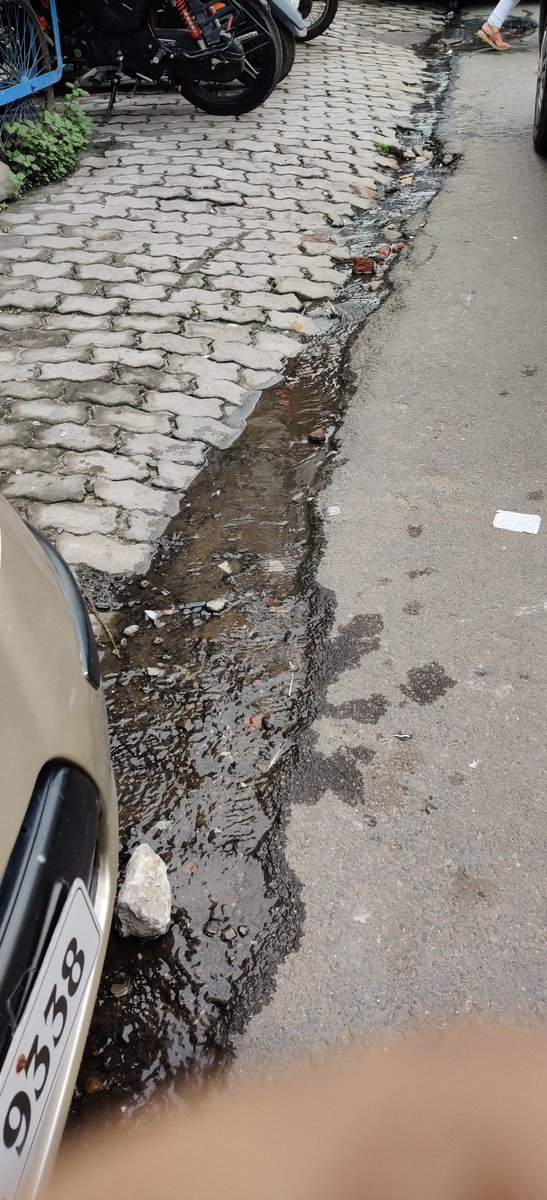 psingh1352's tweet photo. @HemantSorenJMM Water water everywhere but not a drop to drink ! Urmila Tower residents ( around 400) are forced to buy dirty tanker water and are falling ill everyday by various waterborne diseases while gallons of water flows silently through the drains from leaking pipeline. https://t.co/DkuLZE6TcN