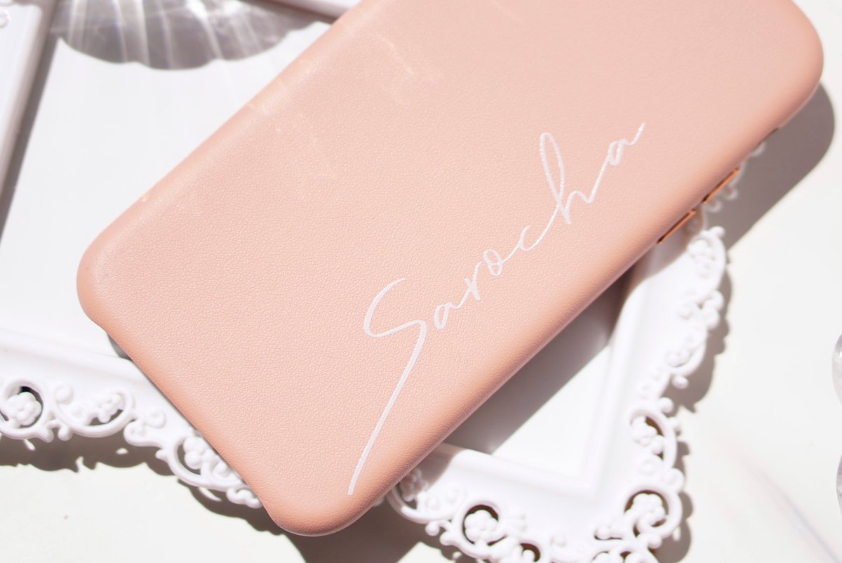 saroreview's tweet photo. สั่งทำเคสจาก Casetology มา สนุกที่ได้ออกแบบเอง สามารถเลือกวัสดุ สี ตัวอักษรฟอนต์ การจัดวางอะไรเองได้หมดเลย แล้ววัสดุคือดีมากเลยนะ แตงสั่งแบบเคสหนังมา สวยแพงมาก หนังนุ่ม กรอบรอบกล้องกับปุ่มกดเป็นอะลูมิเนียม เพิ่มความหรูหราเข้าไปอีกก #CTLG #CraftYourOwnCase #ใช้ดีบอกต่อ https://t.co/0V3ctFwz3G