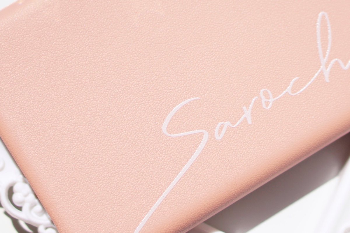 saroreview's tweet photo. สั่งทำเคสจาก Casetology มา สนุกที่ได้ออกแบบเอง สามารถเลือกวัสดุ สี ตัวอักษรฟอนต์ การจัดวางอะไรเองได้หมดเลย แล้ววัสดุคือดีมากเลยนะ แตงสั่งแบบเคสหนังมา สวยแพงมาก หนังนุ่ม กรอบรอบกล้องกับปุ่มกดเป็นอะลูมิเนียม เพิ่มความหรูหราเข้าไปอีกก #CTLG #CraftYourOwnCase #ใช้ดีบอกต่อ https://t.co/0V3ctFwz3G