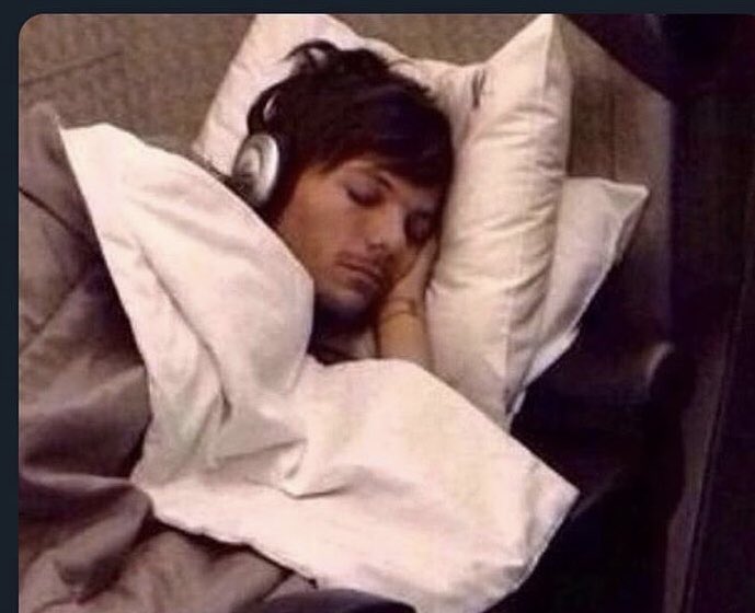 jas_loves1d's tweet photo. The fandom waiting for Harry and Zayn to post meanwhile they be like : 

#HARRYWAKEUP 
#WAKEUPZAYN https://t.co/pJNpCnwbRH