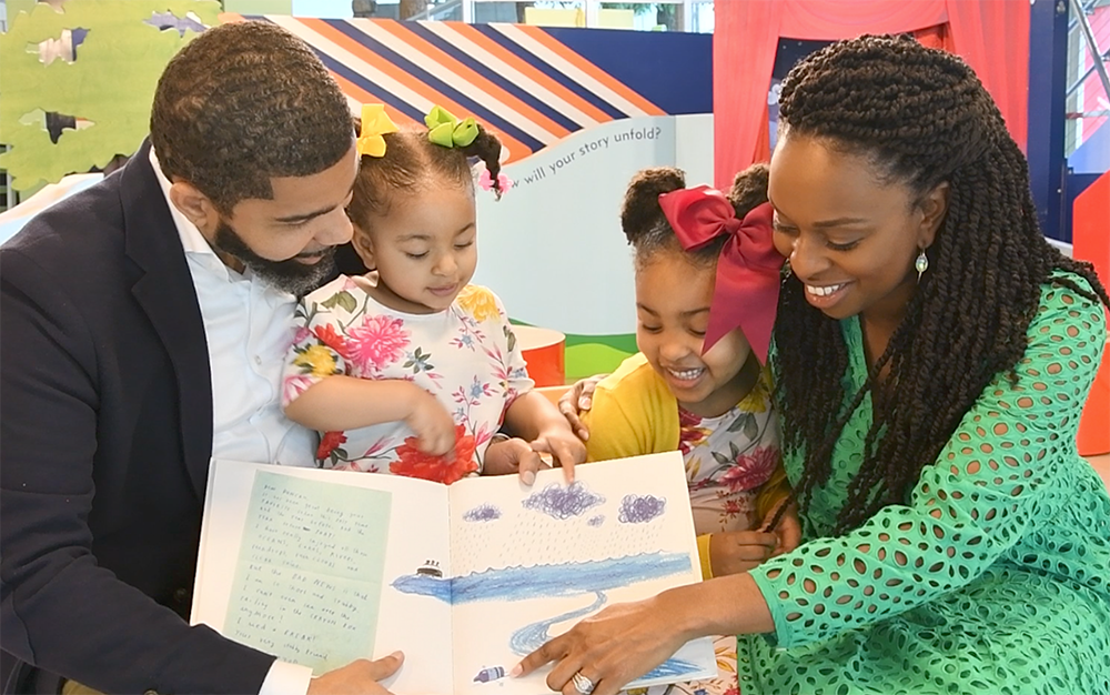 MSChildsMuseum's tweet photo. Mayor @ChokweALumumba reads The Day the Crayons Quit with his wife, Ebony, and their two daughters, Alake’ Maryama and Nubia Ngozi! 🖍️📚 #MCMatHome @DrewDaywalt
https://t.co/IilxkoEll7 https://t.co/Q3B2EvGqnx