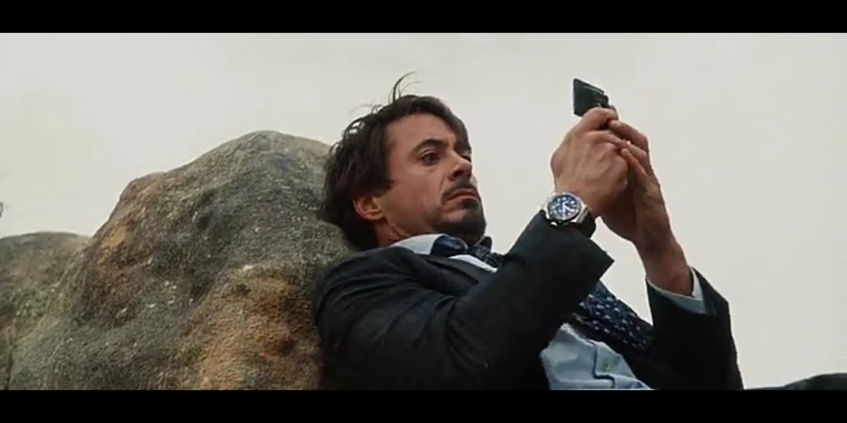 телефон тони старка. тони старк. телефон тони старка. тони старк железный человек. тони старк за компьютером с голограммами.