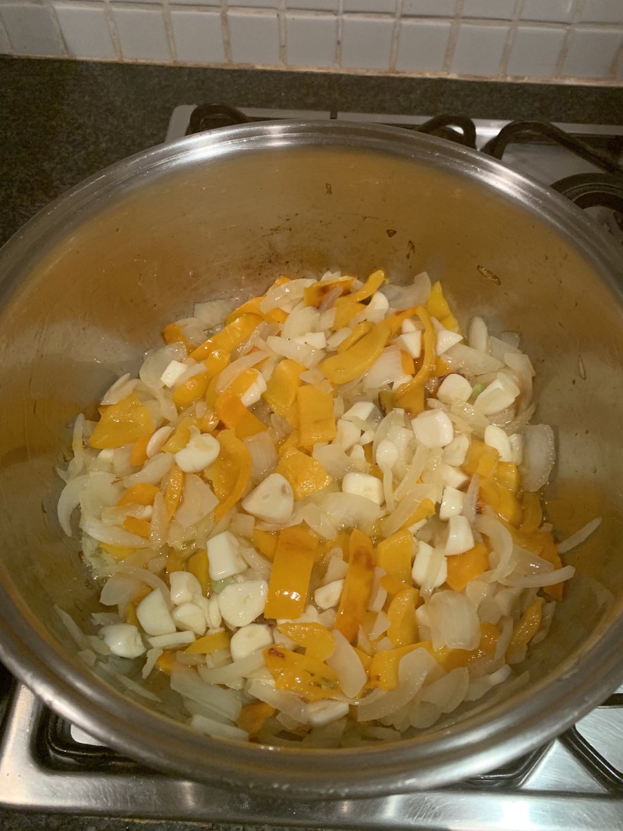 tito_mboweni's tweet image. A couple of days ago. Boerevors “stew”: garlic, red and yellow pepper, onions, curry powders and vors. After budget debate, now warming this up for lunch.