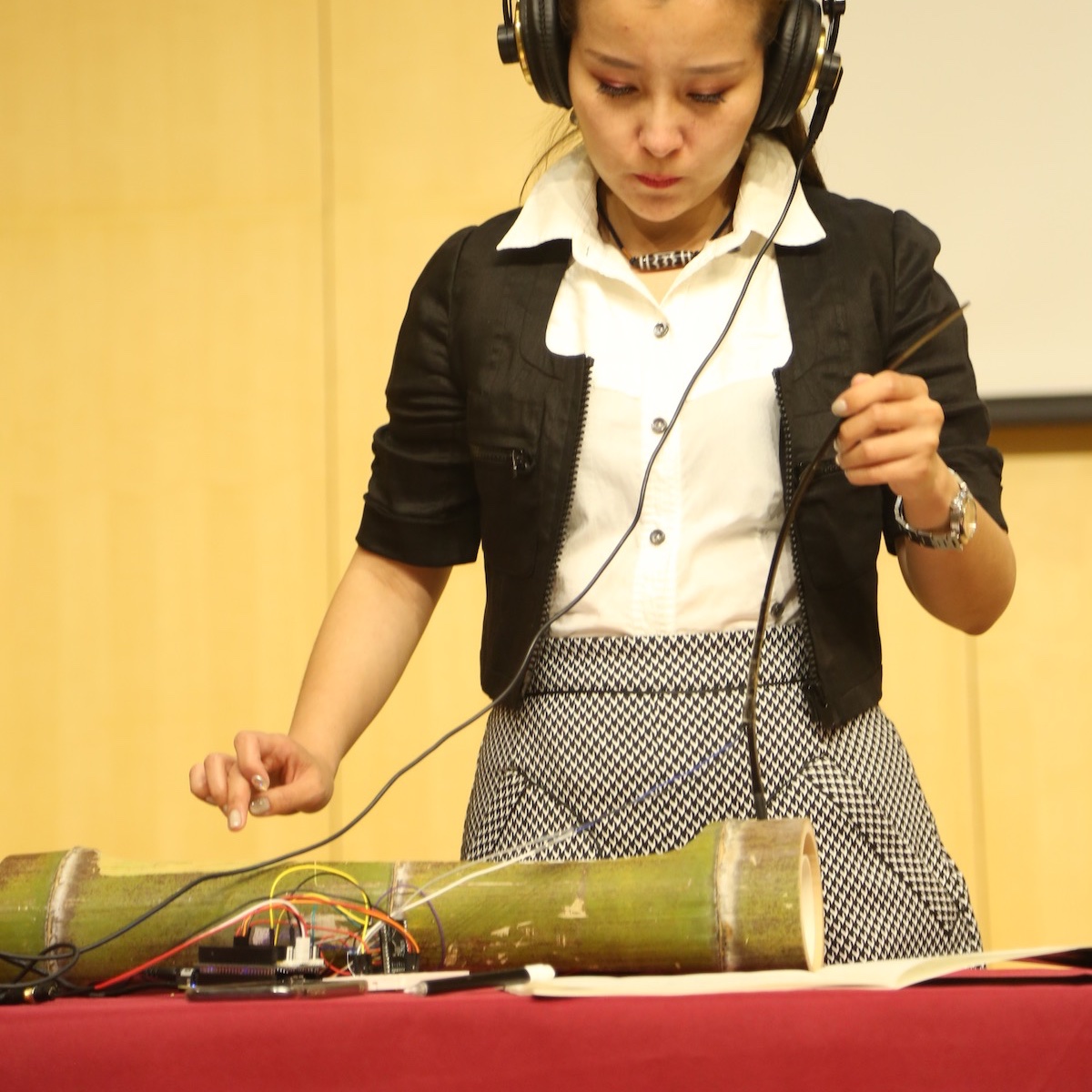 Cross-cultural Co-Creation of a Chinese Traditional Musical Instrument was presented by @nickbknickbk at <a href="/nime2020/">NIME2020</a> this afternoon. An interesting take on reimagining the duxianqin.

More information about the instrument here: blog.bela.io/2019/10/17/tri…