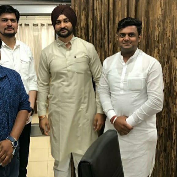 RohanMittalktl's tweet photo. सशक्त मिलनसार व्यक्तित्व के धनी बड़े भाई खेल मंत्री हरियाणा श्री @flickersingh जी व राज्यमंत्री @KamleshDhanda1 जी के सुपुत्र बड़े भाई @TusharDhanda के साथ सनेहचित्र 🙏🏼🇮🇳
#soorma #Jollynature #sandeepsinghsoorma @mlkhattar @LILARAMKTL  @bhupeshwardayal @Nidaahmad78 @sonalgoelias https://t.co/Kzjqe6POHC