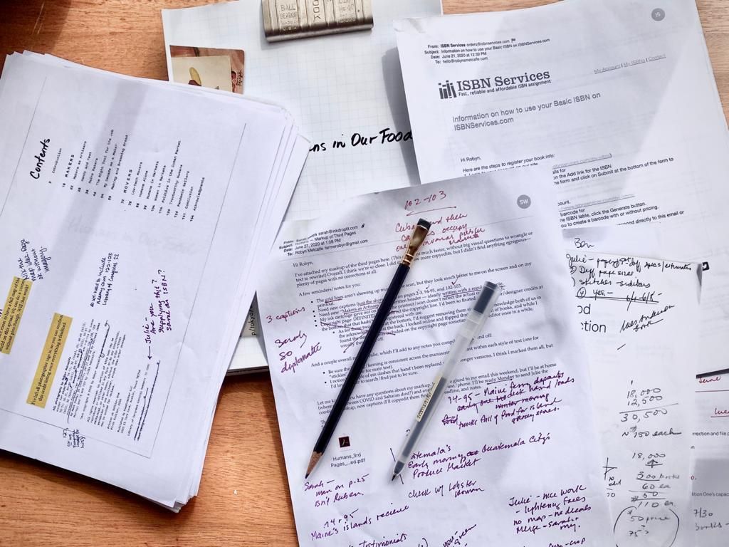robynsmetcalfe's tweet photo. What began as a hodgepodge of interviews, notes, emails, schedules, and administrative details, eventually found expression in my book. Persist, fellow writers. It can end well. #HumansInOurFood #HIOF https://t.co/kHZZ7pYAWW
