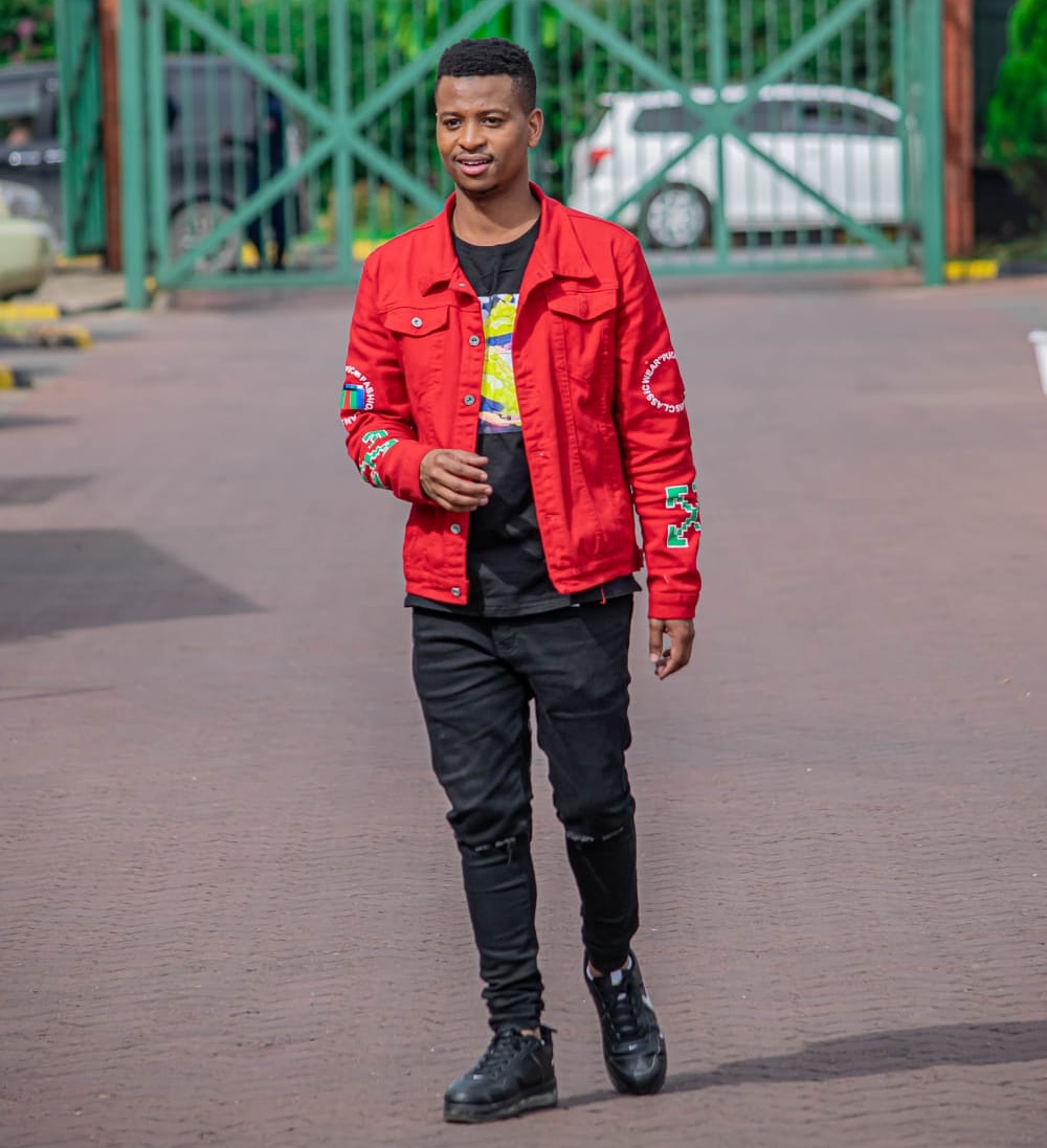 switchtvkenya's tweet photo. Ni #FeelGoodThursday ndani ya #EABase naye @PresenterAli, leo tunasambaza joto msimu huu wa baridi kwa kukupa burudani ya kipekee.
Tazama @switchtvkenya na ukumbuke, 'wachokozi hawanaga utani'.
Tukuchezee kibao kipi?
#Model #Love #Instagood #EntertainmentPA #ThursdayVibes https://t.co/vqYjsYQy6a
