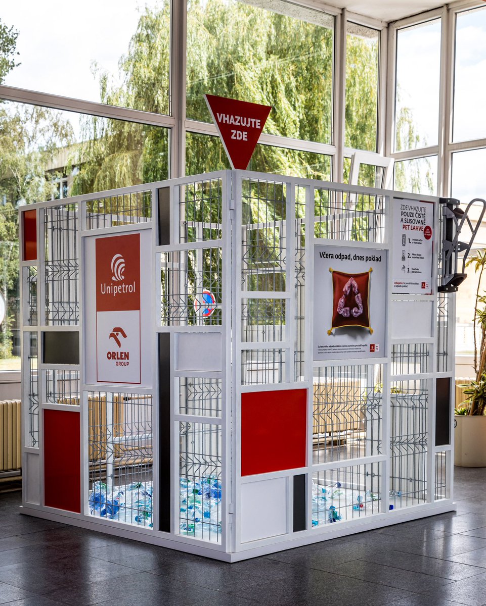 ORLENUnipetrol's tweet photo. #UniCRE vyvíjí v rámci projektu #PYREKOL způsob, jak v budoucnu nejlépe recyklovat plastový #odpad a získávat z něj cennou surovinu pro další využití. ♻️
Zaměstnanci @unipetrolcz se mohou díky sběru plastových lahví do projektu zapojit. 👍
#recyklace #technologie #plasty https://t.co/u5g6YTXLoc