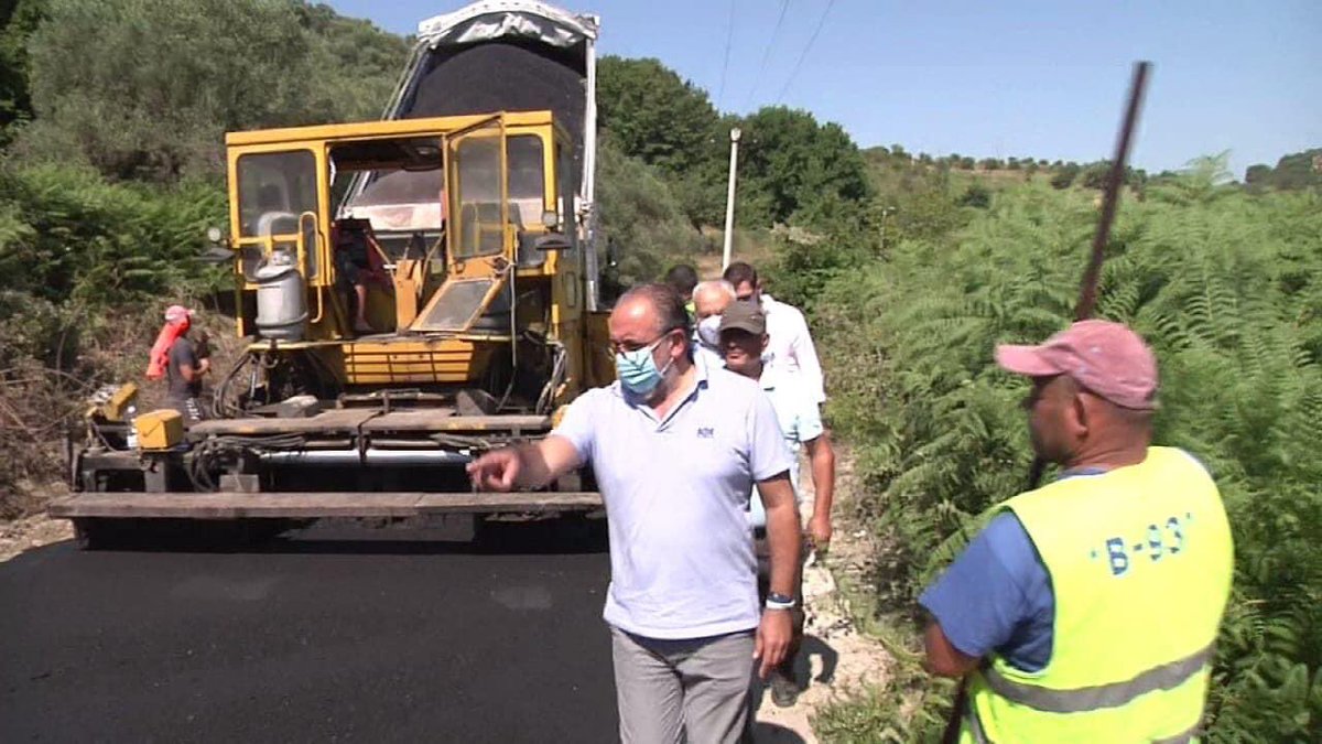 LeliDritan's tweet photo. 🛣Një premtim i mbajtur nga Bashkia Vlorë, për asfaltimin e segmentit rrugor të  fshatit Trevllazër, që e lidh me rrugën kombëtare ✅

🙂E gjithë vëmendja shkon për të gjithë zonat rurale, në territorin e Bashkisë Vlorë✅ https://t.co/AcquzkjpVF