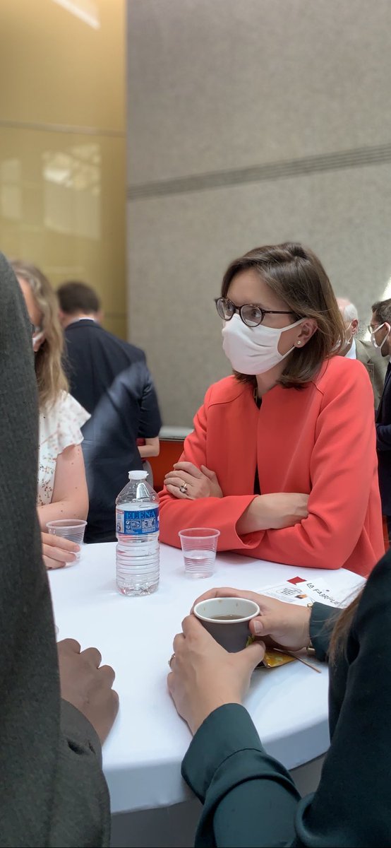 LaFabrique_RH's tweet photo. @AdeMontchalin est à la @Prefet75_IDF pour échanger avec les agents sur la modernisation de l'action publique. L'occasion pour @MarineBeck de présenter notre laboratoire d'innovation publique, notre espace de coworking "L'ETAP" ainsi que le @ChatbotNoa ! https://t.co/WfOvu8sBsz