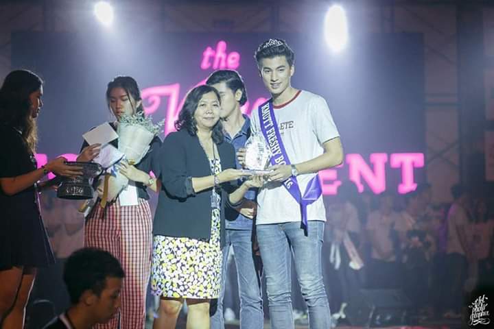 Proses pemberian plakat, piagam, uang saku juga cashback ukt selama 4tahun Hahahahaa .nga