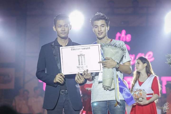 Proses pemberian plakat, piagam, uang saku juga cashback ukt selama 4tahun Hahahahaa .nga