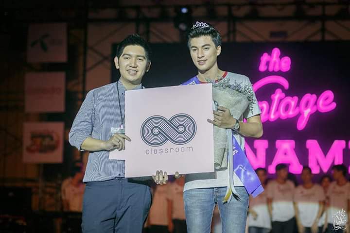 Proses pemberian plakat, piagam, uang saku juga cashback ukt selama 4tahun Hahahahaa .nga