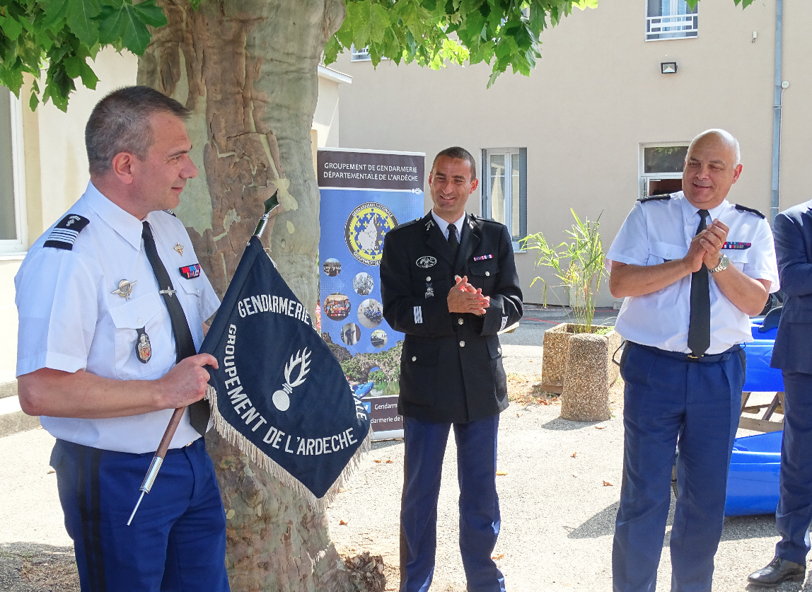 Gendarmerie_007's tweet photo. #AuRevoir

Le colonel COULBEAU, après avoir commandé durant 3 ans le Groupement de l'Ardèche, quitte ses fonctions pour la Direction Générale de la @Gendarmerie.

Les 👮‍♂️👮‍♀️ de l'Ardèche lui souhaitent pleine réussite dans ses nouvelles fonctions.
#TousMobilisés
#RépondrePrésent https://t.co/a60TXXCMh1