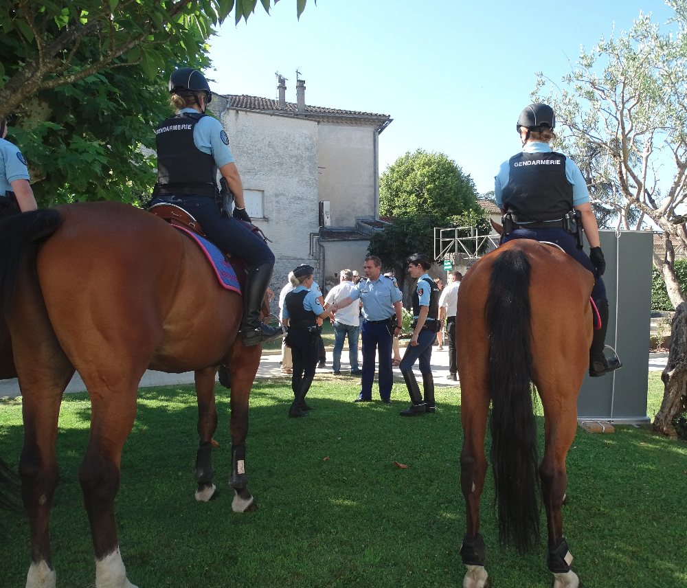 Gendarmerie_007's tweet photo. #AuRevoir

Le colonel COULBEAU, après avoir commandé durant 3 ans le Groupement de l'Ardèche, quitte ses fonctions pour la Direction Générale de la @Gendarmerie.

Les 👮‍♂️👮‍♀️ de l'Ardèche lui souhaitent pleine réussite dans ses nouvelles fonctions.
#TousMobilisés
#RépondrePrésent https://t.co/a60TXXCMh1