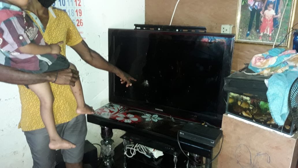 arun_prasa's tweet photo. Continuous assaults have been occurring, since the last 18th, by throwing #stones over #tamils, in the #Dhehiyovita - #Mahaoya area, who did not attend the #SLPP meeting.
@RajapaksaNamal @PresRajapaksa @GotabayaR https://t.co/44QsK9eed3