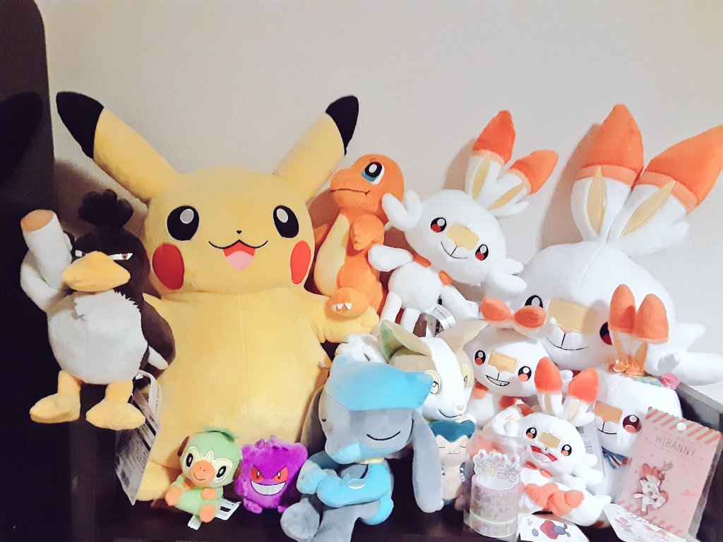 kattsun_26's tweet photo. 我が家のポケモン部屋、、、

最近ヒバニーの侵食がすごい。。
一応等身大メッソンもいます。。w

そして楽しみに見てます。
ポケトリンク！

#ポケモン
#ポケトリンク https://t.co/cNDKT3YF2S